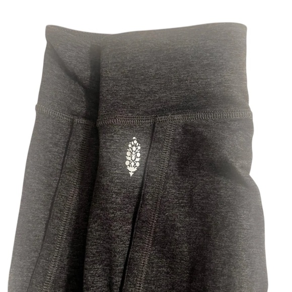 Free people cut out infinity crops in excellent like new condition size XSโ - Picture 7 of 7